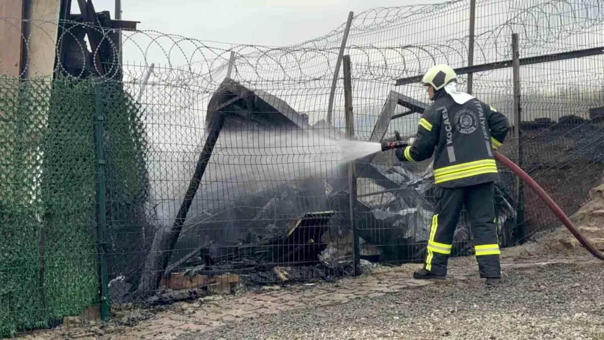 Kocaeli'de Yangın: Tek Katlı Ev Kül Oldu