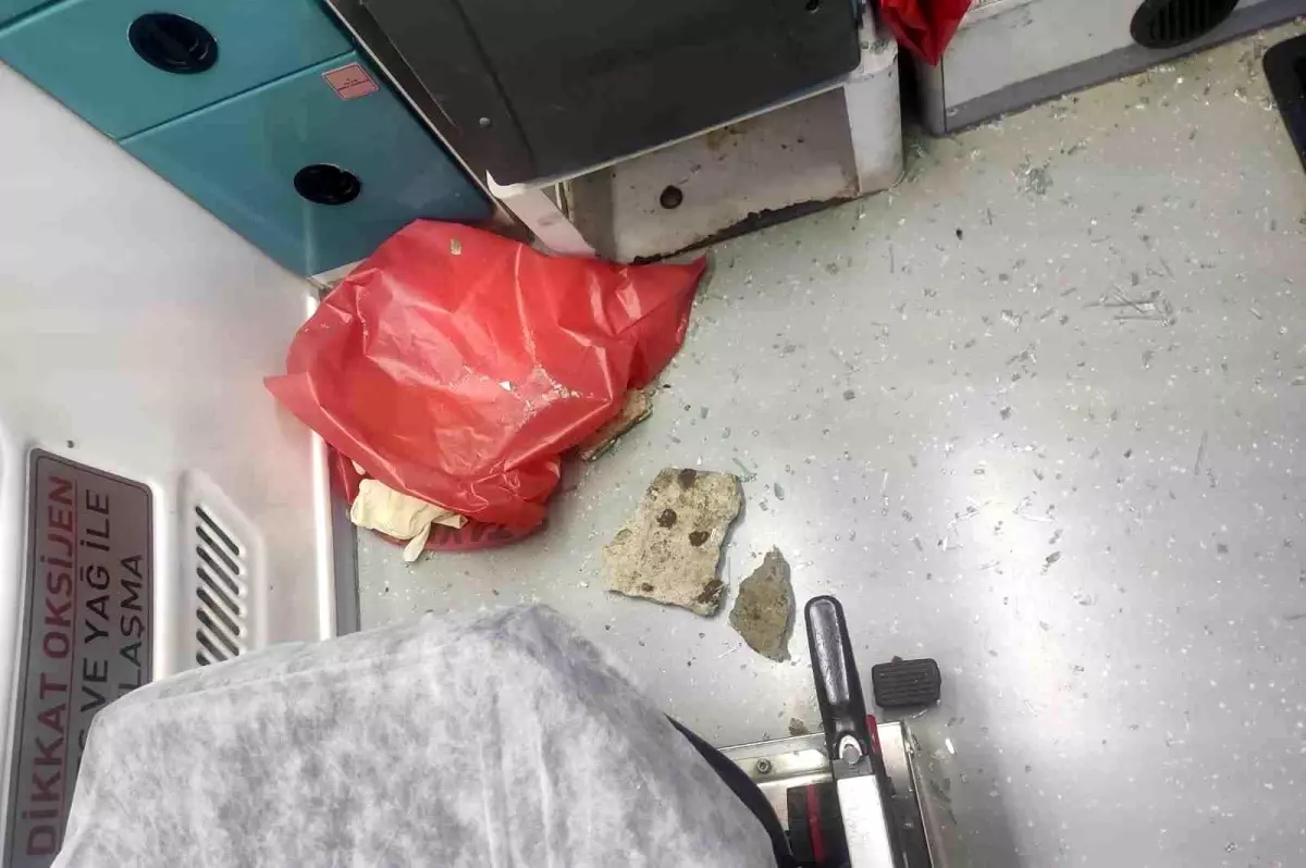 Diyarbakır'da Ambulanslara Taşlı Saldırı
