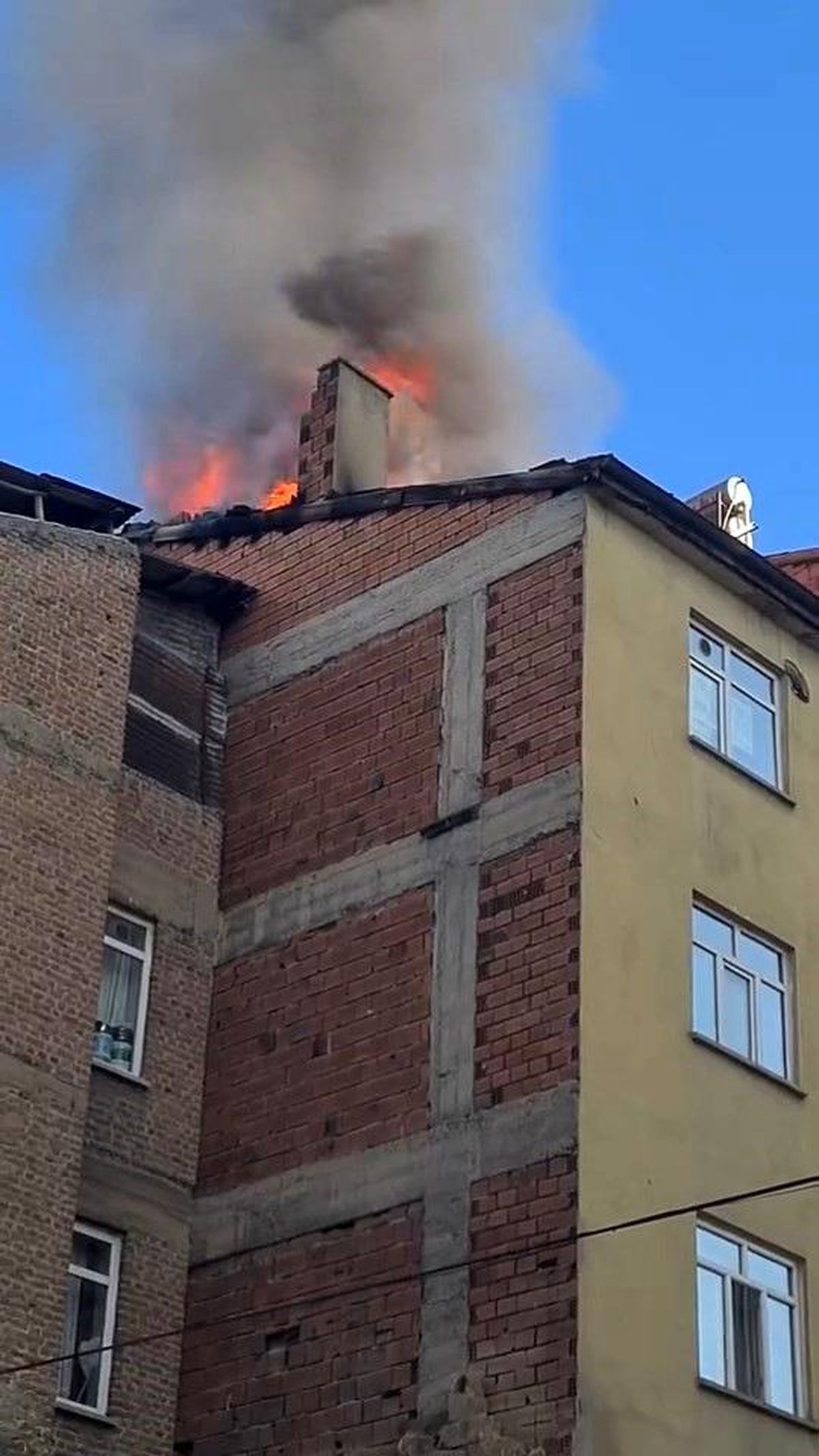 Elazığ'da Biran Yangın Çıktı, İtfaiye Ekipleri Müdahale Etti