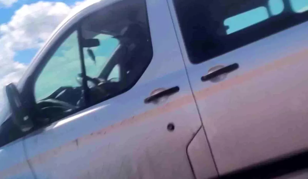 Erzurum-Artvin Karayolunda Trafik Tehlikesi: İki Sürücünün Kural Tanımaz Davranışları Kaydedildi