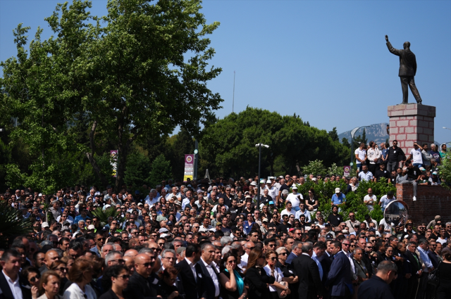 Thousands could not fit in the square during Ferdi Zeyrek's funeral prayer
