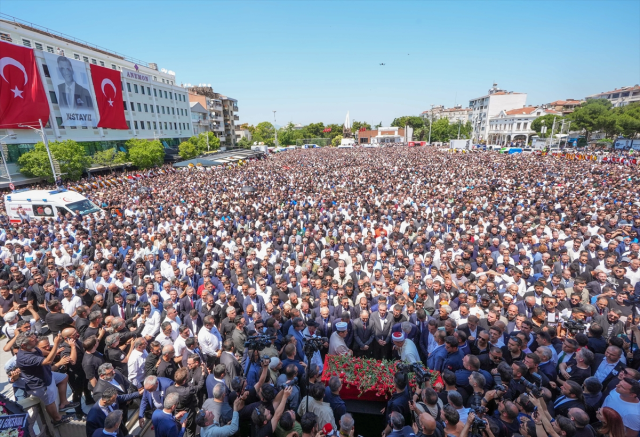 Thousands could not fit in the square during Ferdi Zeyrek's funeral prayer