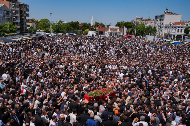 Thousands could not fit in the square during Ferdi Zeyrek's funeral prayer
