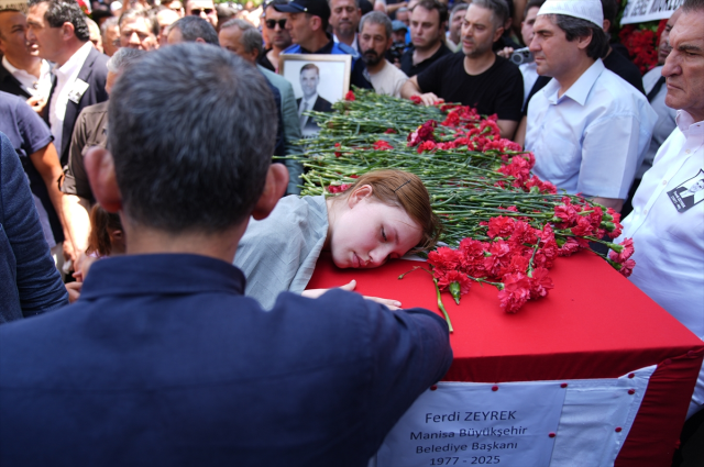 Thousands could not fit in the square during Ferdi Zeyrek's funeral prayer