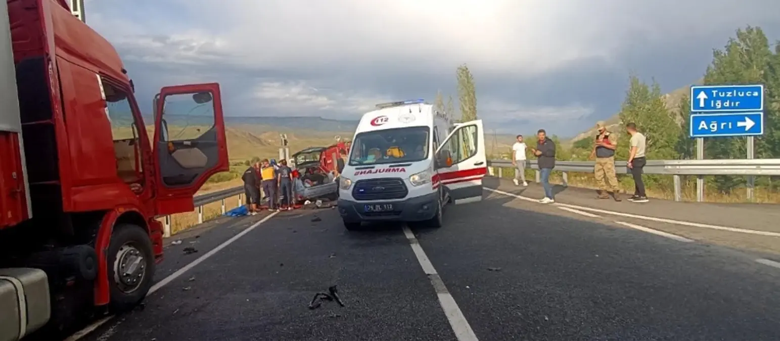 Kars'ta TIR ile otomobil çarpıştı: 1 ölü, 2 yaralı