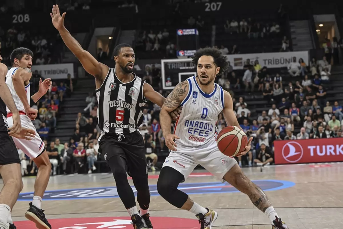 Kıran kırana seride Anadolu Efes durumu 2-1 yaptı