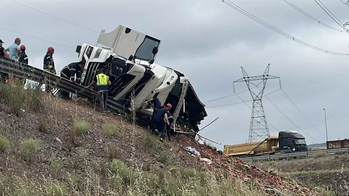 Kocaeli'de Karpuz Yüklü TIR Devrildi: 1 Ölü, 3 Yaralı