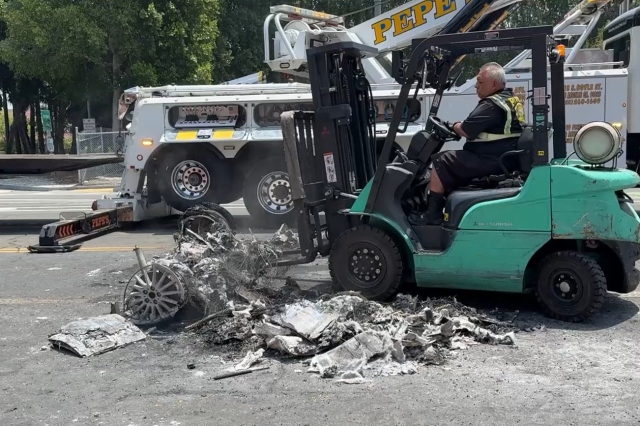 The debris removal work of the vehicles burned during the protests in Los Angeles was captured