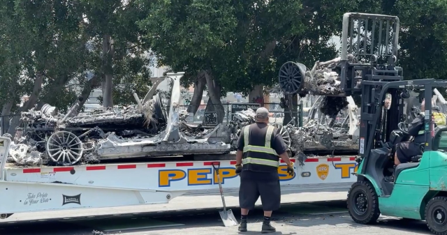 The debris removal work of the vehicles burned during the protests in Los Angeles was captured