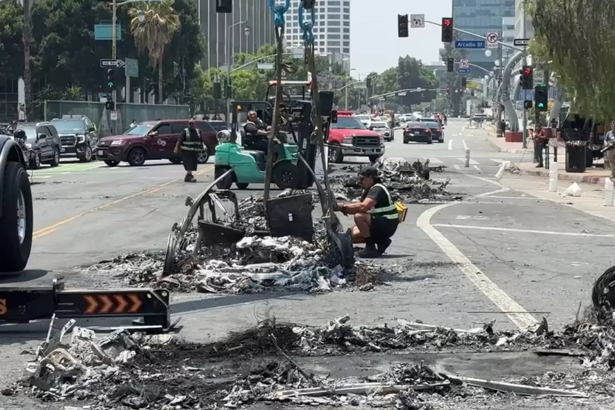 Los Angeles'taki protestolarda yakılan araçların enkaz kaldırma çalışmaları görüntülendi