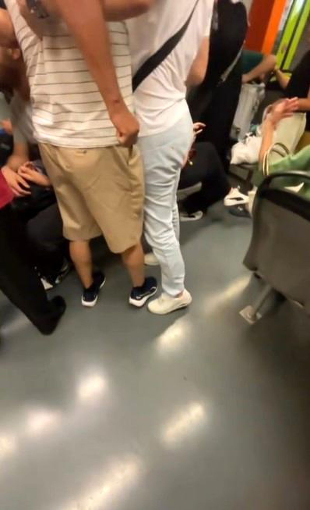Bursa Metrosunda Yer Kavgası: Eşlerden Biri Diğerinin Karısına Hakaret Etti  - Haberler