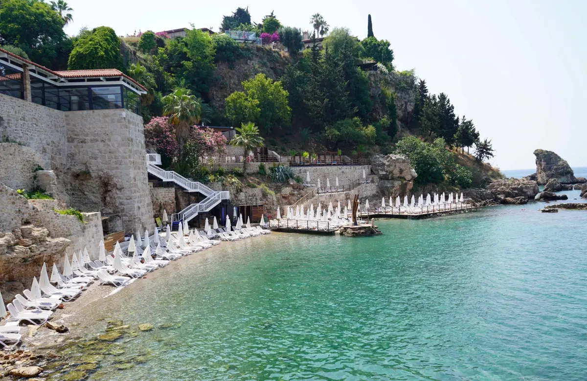Antalya'da Mermerli Plajı'nda Şezlong Ücreti 1000 TL'den 500 TL'ye Düşürüldü