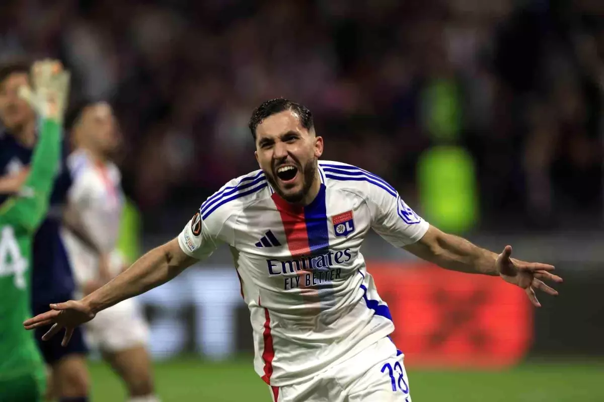 Rayan Cherki, Manchester City ile 5 Yıllık Sözleşme İmzaladı