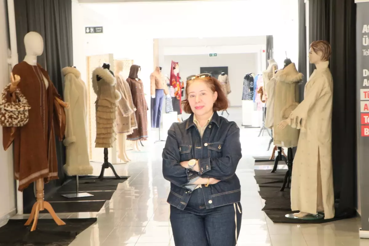 Öğrenciler Geleneksel Kumaşları Modern Kıyafete Dönüştürdü