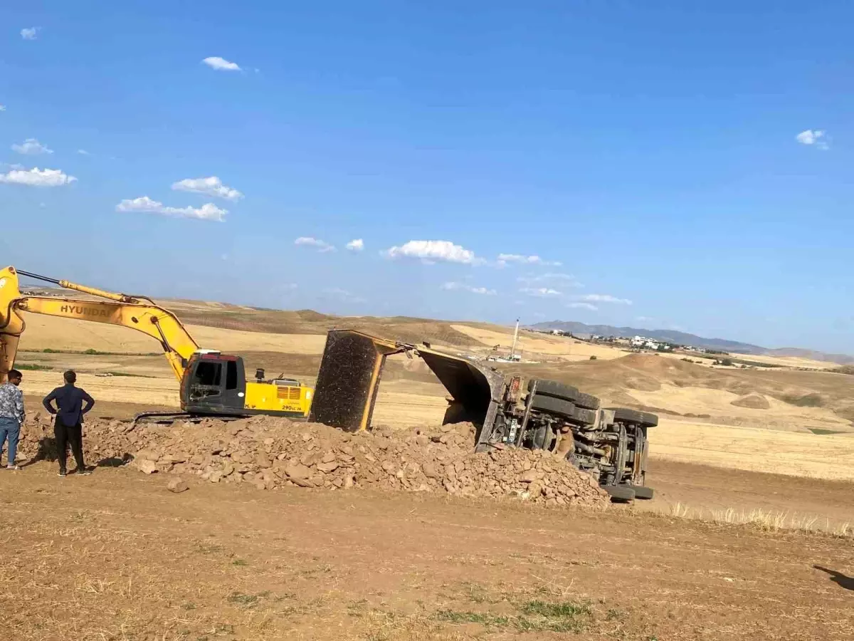 Siirt'in Kurtalan İlçesinde Kamyon Devrildi, Sürücü Yaralandı