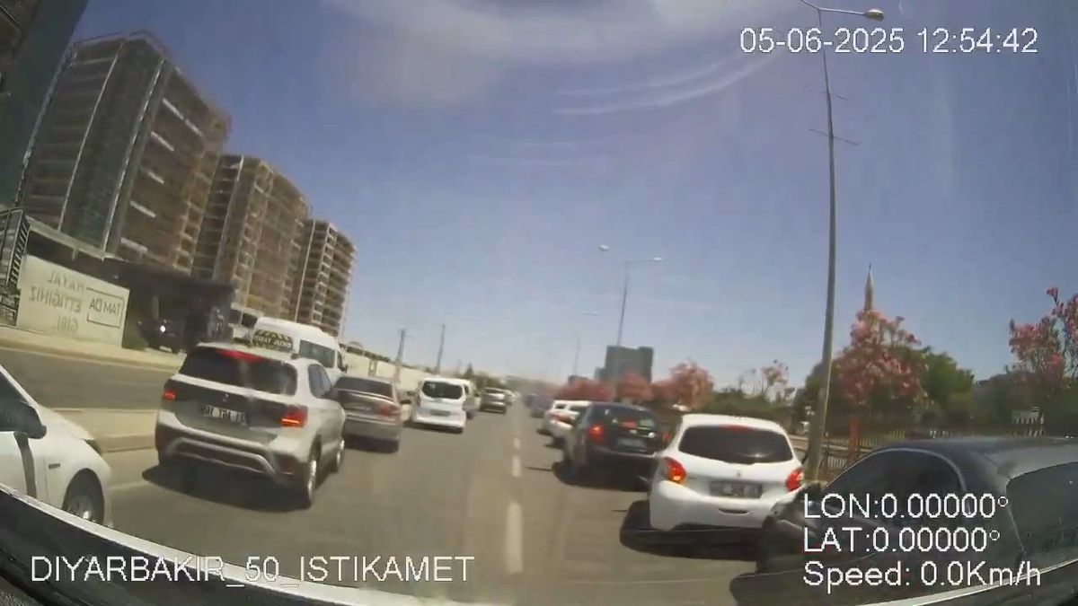 Diyarbakır'da Araç Sürücüleri Fermuar Yöntemiyle Ambulansa Yol Verdi