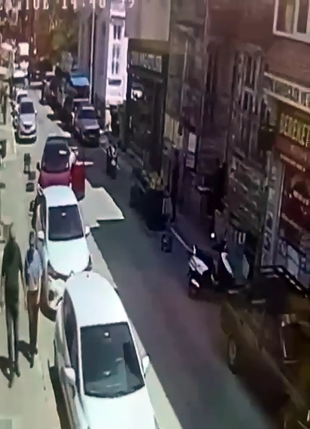 Sürücüsünün geri viteste unuttuğu otomobil, mobilya mağazasına girdi (2)