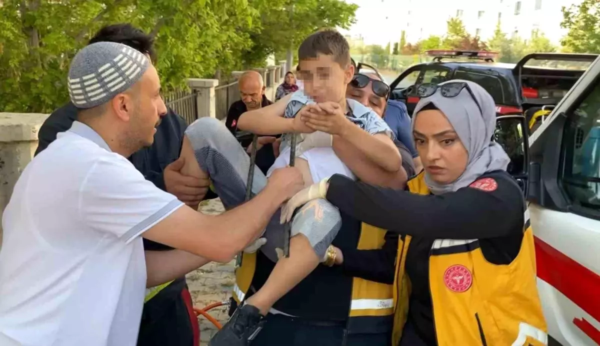 Okul Bahçesinde Korkuluk Demiriyle Yaralanan Çocuk Hastaneye Kaldırıldı