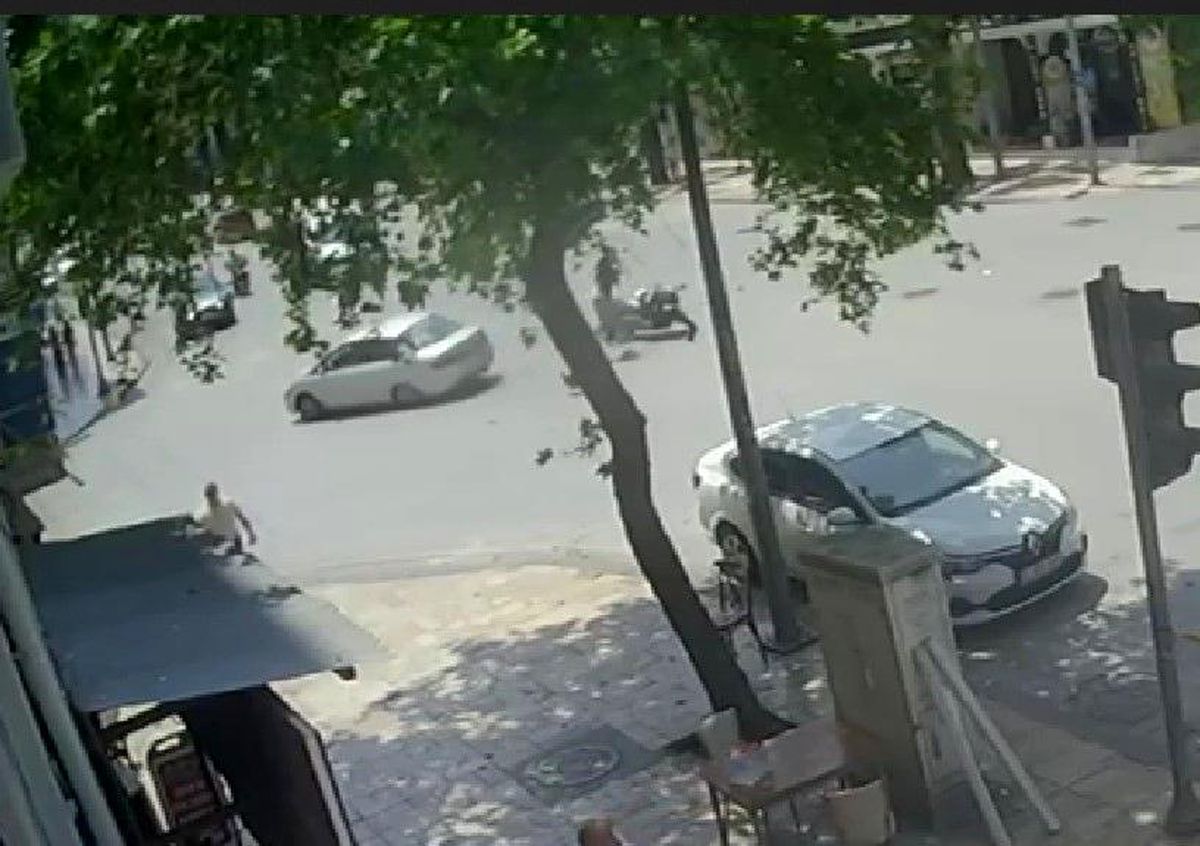 Denizli'de Motosiklet Kazası: Kırmızı Işıktan Geçen Genç Ağır Yaralandı