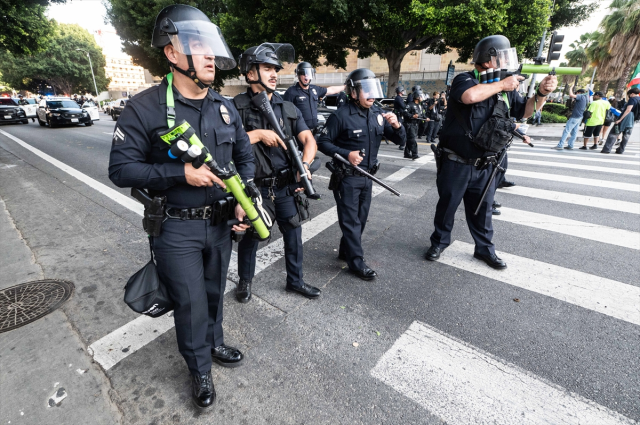 ABD'de iç savaş! ABD'de neler oluyor? Los Angeles sokağa çıkma yasağı ne zaman başladı?