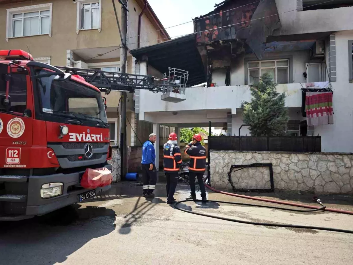 Akyazı'da İki Katlı Evde Yangın Çıktı