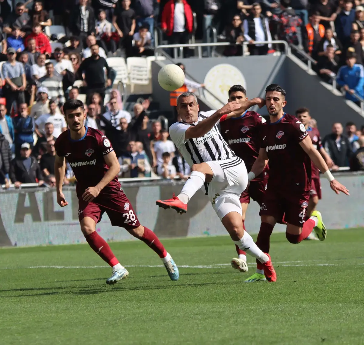 44 yaşındaki futbolcuya sessiz sedasız imzayı attırdılar