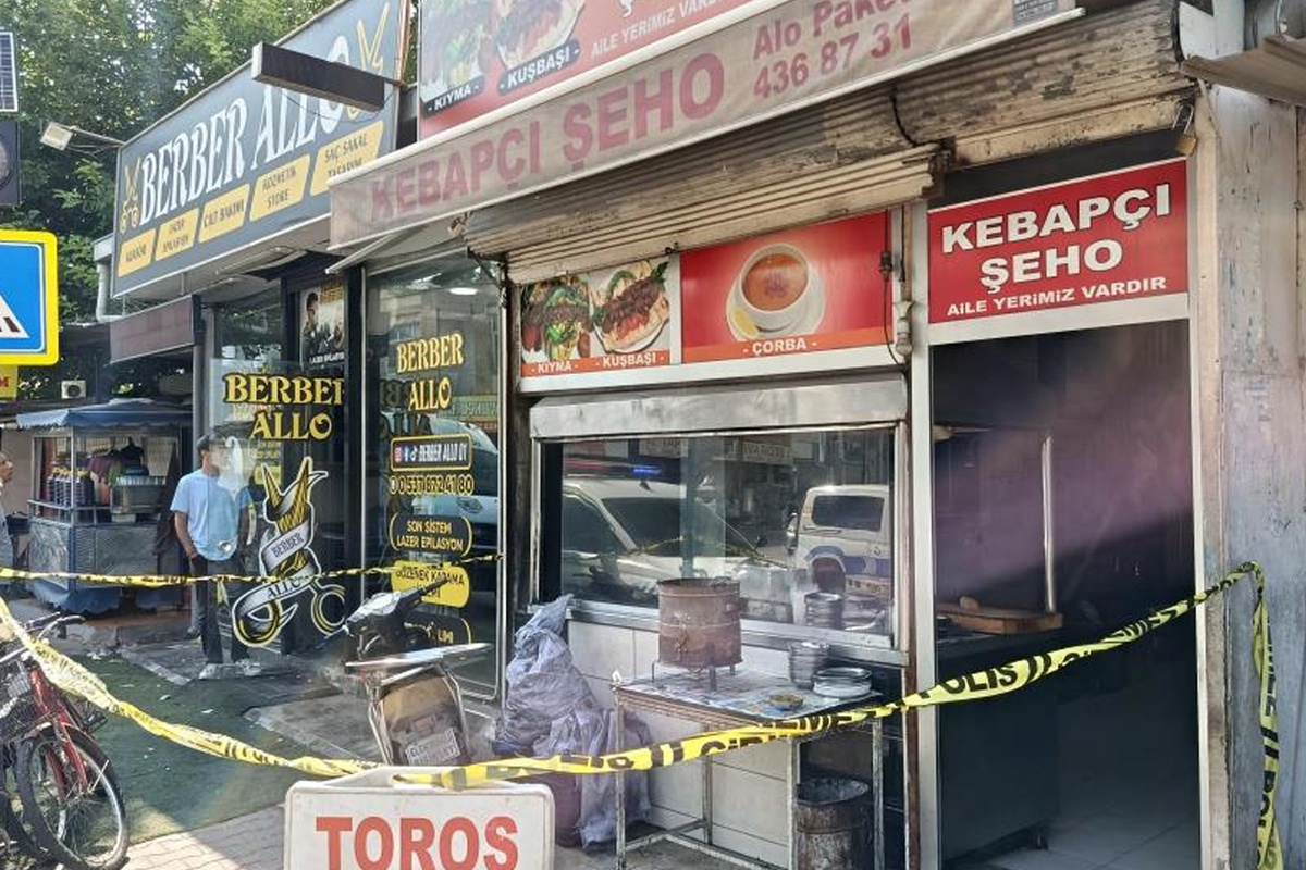 Annesini bıçaklayıp boğazını kesti