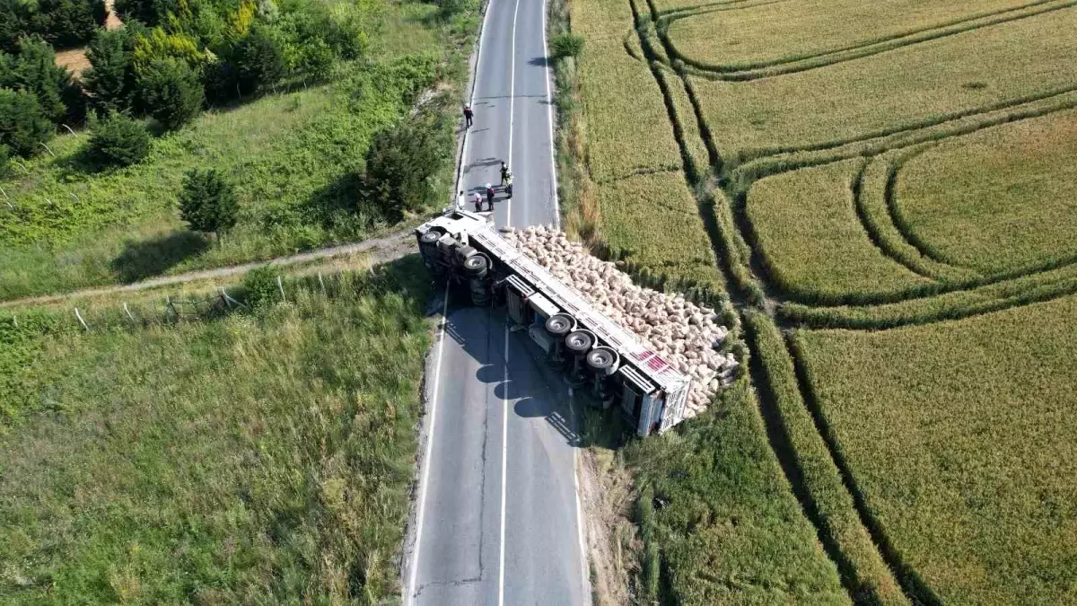 İstanbul'da Patates Yüklü Tır Devrildi, Yol Trafiğe Kapandı