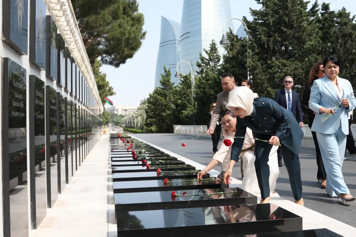 Aile ve Sosyal Hizmetler Bakanı Bakü'de Şehitlikleri Ziyaret Etti