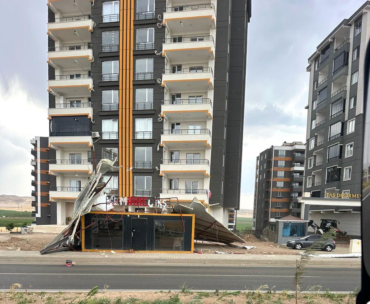 Batman'da Şiddetli Rüzgar Çatı Panellerini Uçurdu