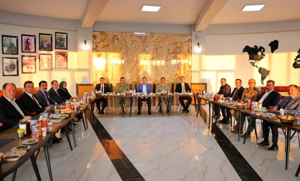 Garnizon Komutanı ve Kaymakamlara Onuruna Veda Yemeği
