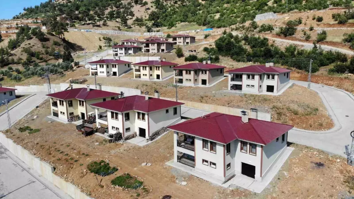 Depremzedeler Yeni Konutlarına Yerleşmenin Sevincini Yaşıyor