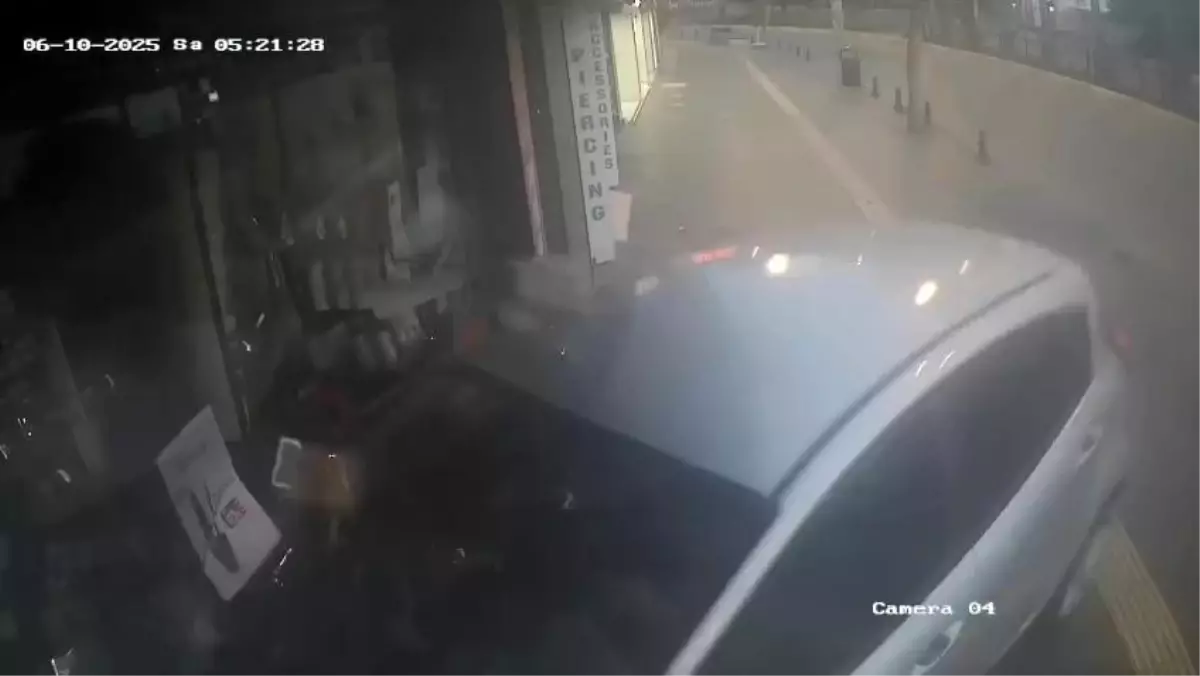 Antalya'da Direksiyon Hakimiyetini Kaybeden Sürücü Vitrin İçine Girdi