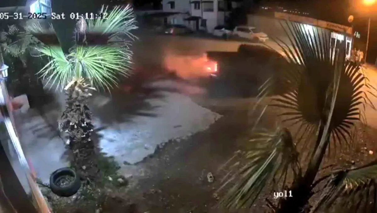 Hatay'da Drift Atan Sürücünün Tehlikeli Anları Kamerada