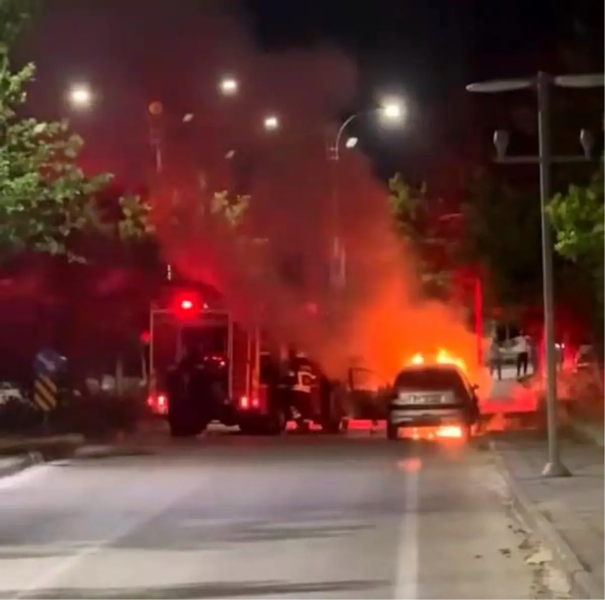 Elazığ'da Seyir Halindeki Aracın Motorunda Yangın Çıktı