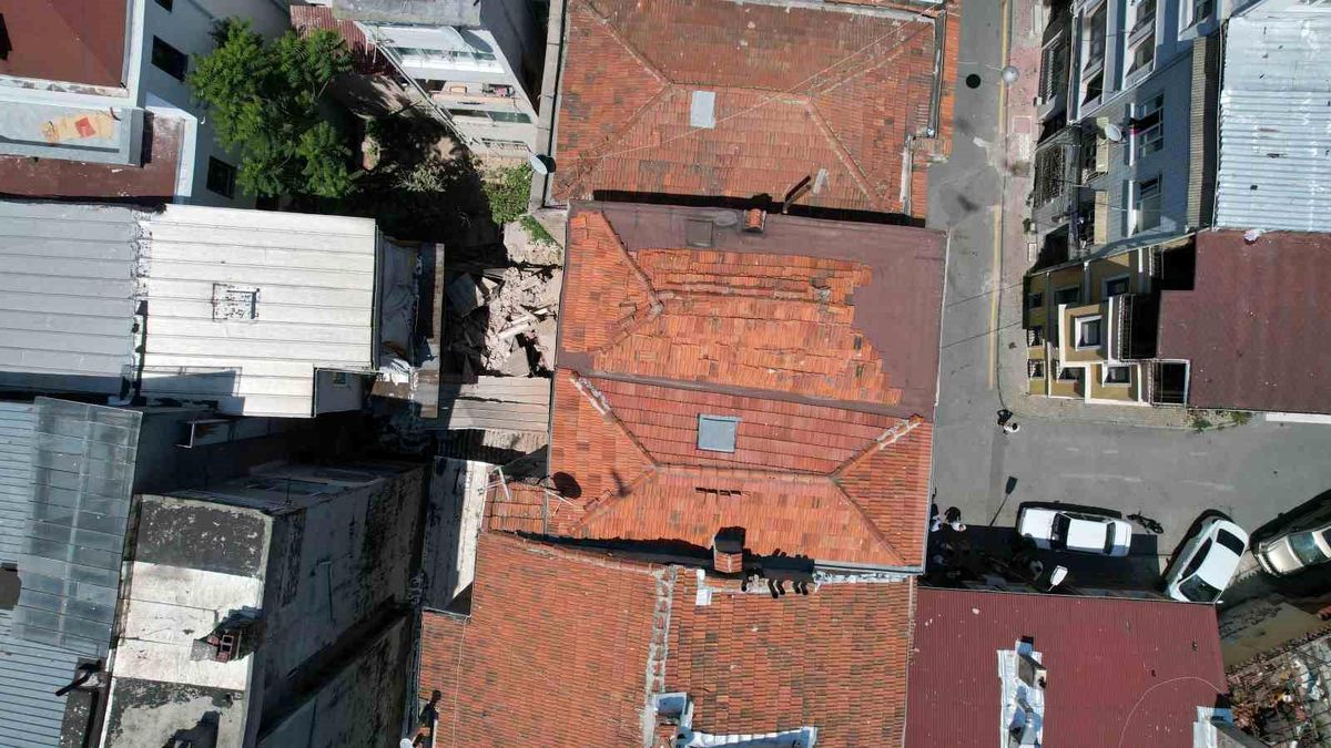 İstanbul Fatih'te Bina Balkonu Çöktü