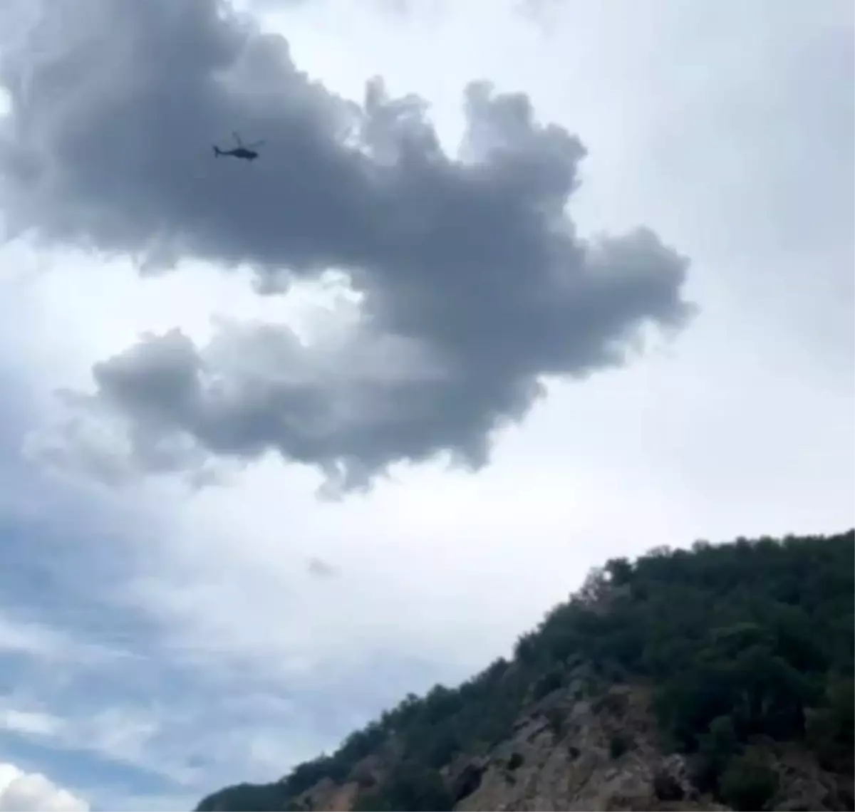 Şırnak'ta kayalıklardan düşen işçi, helikopterle hastaneye kaldırıldı