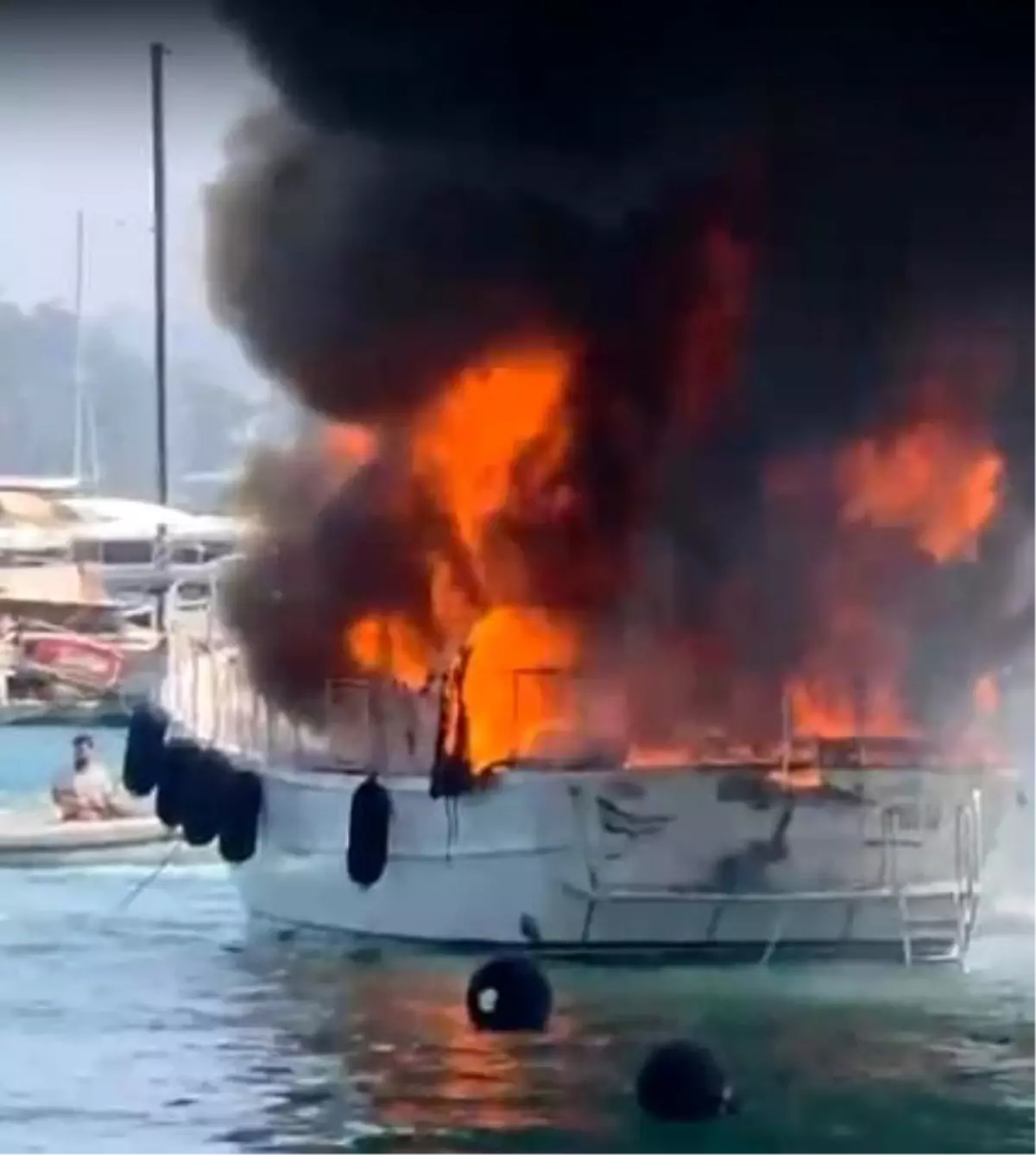 Fethiye'de Tekne Yangını: Sahibi Denize Atladı