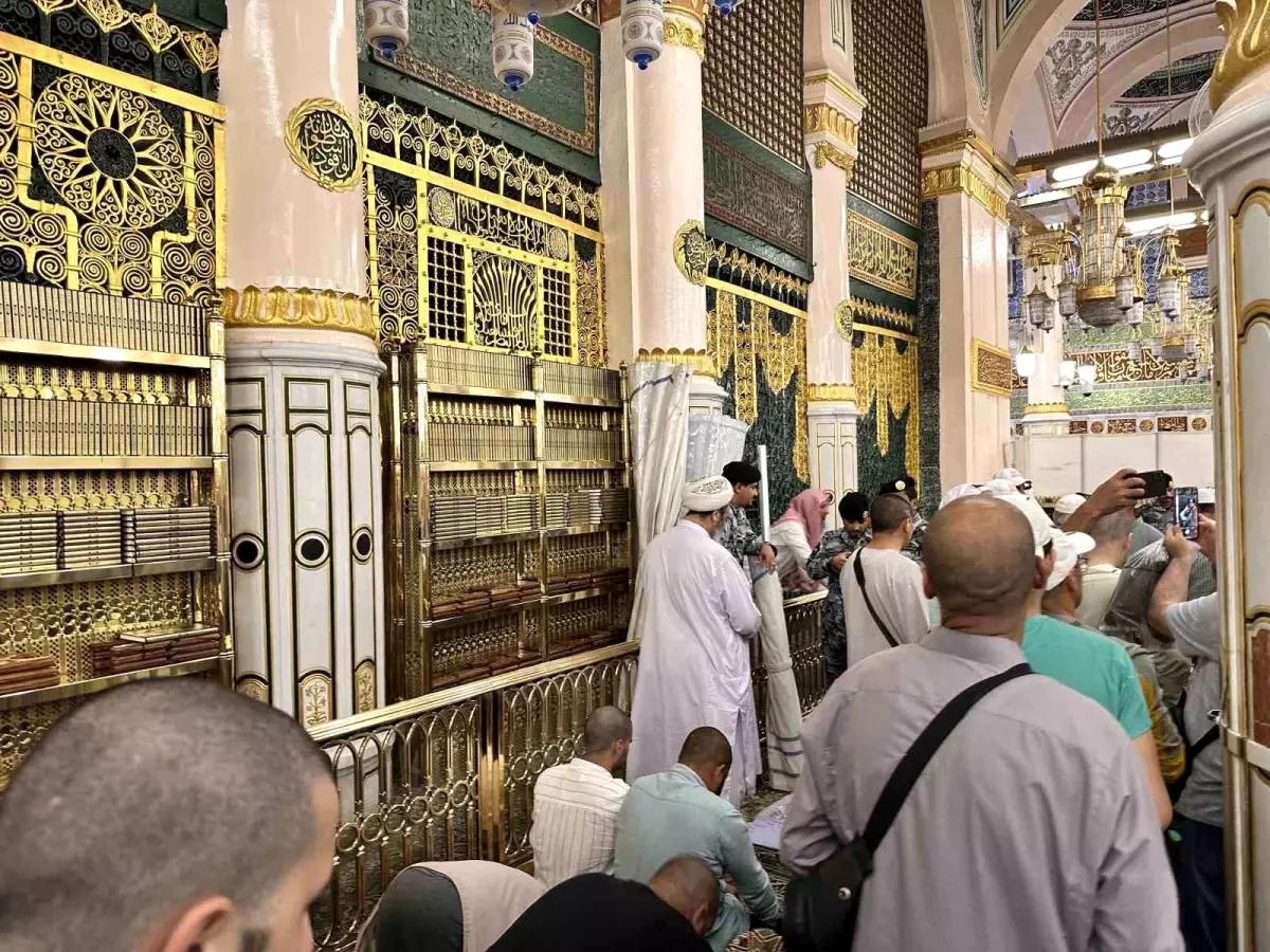 Hacılar Medine-i Münevvere'de Peygamber Efendimizi Ziyaret Ediyor