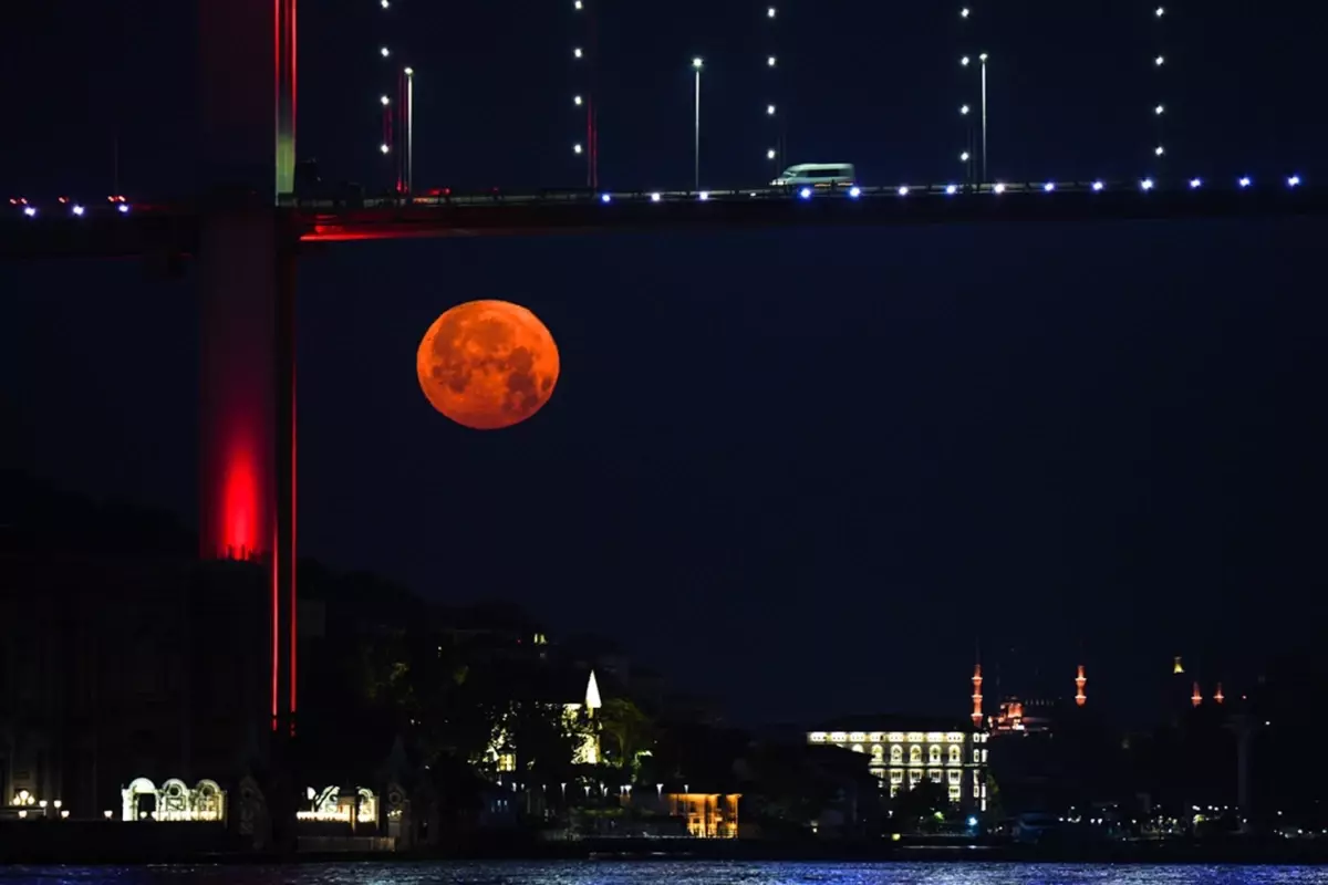 İstanbul'da yıllar sonra 'Çilek Dolunayı' görüldü! Mest eden görüntüler
