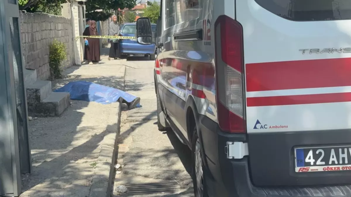 Konya'da Kaldırımda Fenalaşan Yaşlı Adam Hayatını Kaybetti
