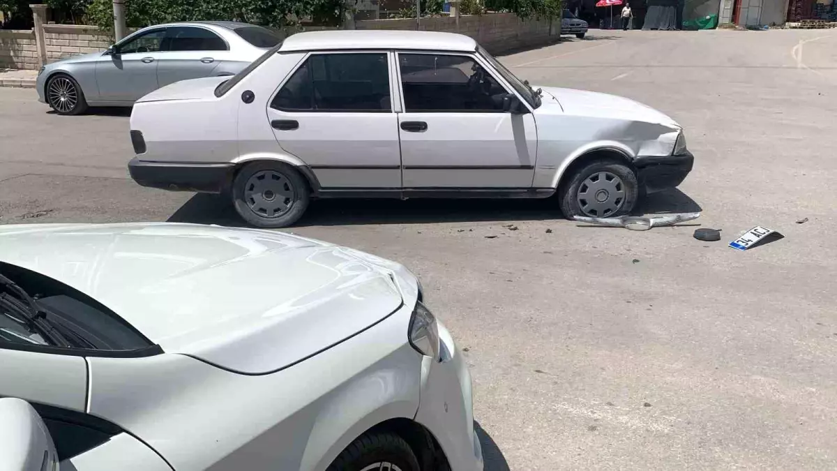 Karaman'da İki Otomobil Çarpıştı: 4 Yaşındaki Çocuk Yaralandı