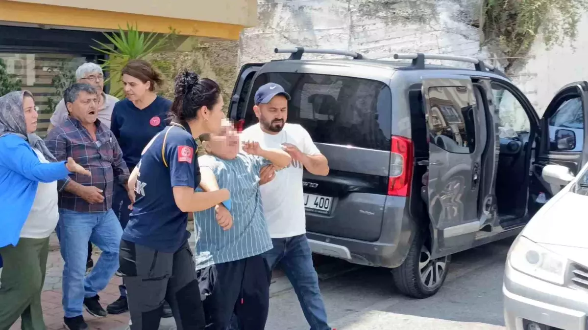 Otomobil Çarpan Çocuk Ambulansa Binmekte Direndi