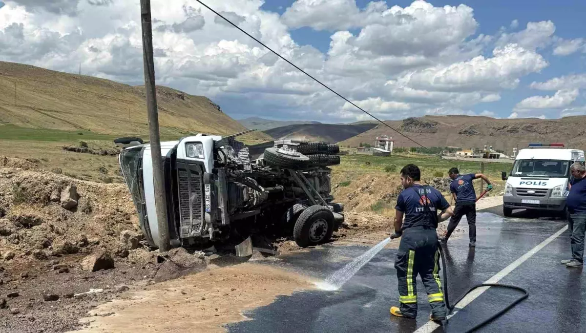 Van'da Kum Yüklü Tır Devrildi, Sürücü Yaralı Kurtuldu
