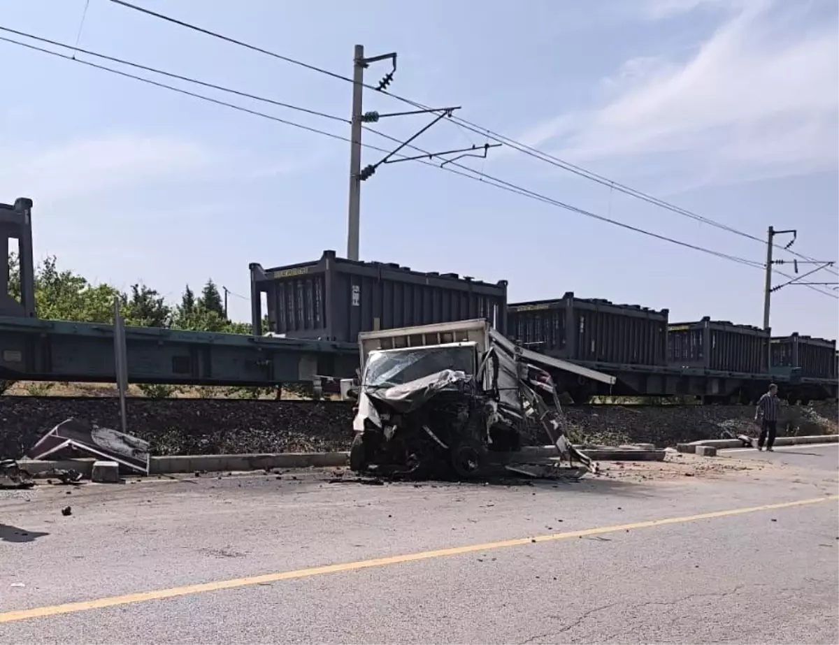 Malatya'da Yük Treni Kamyonete Çarptı