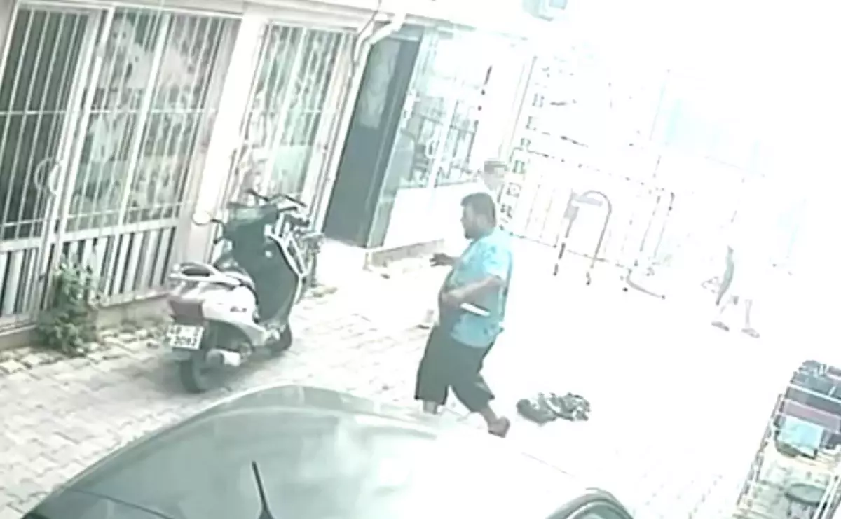 Muğla'da baba ile oğlunu öldüren şüphelinin elinde bıçakla kaçtığı anlar kamerada