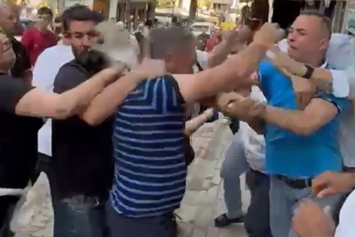 Boşanan çift ile yakınları arasında tekme ve yumruklu kavga