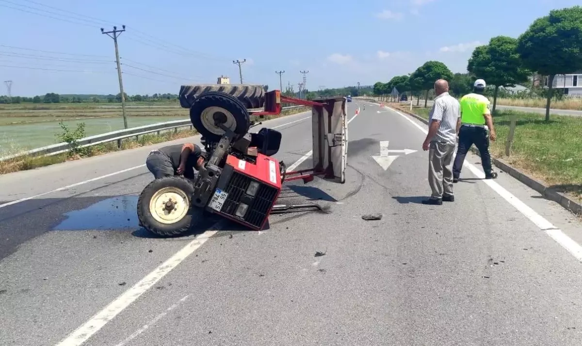 Samsun'da Otomobil Traktöre Çarptı, Sürücü Yaralandı