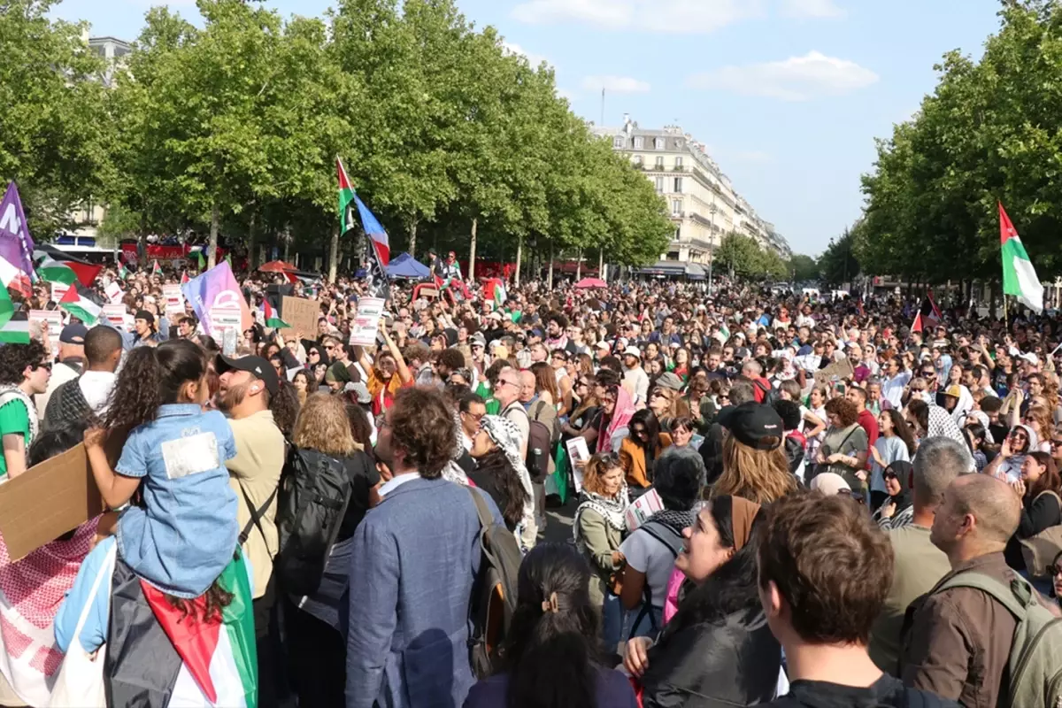 Paris'te on binlerce kişi Madleen aktivistlerinin serbest bırakılması için toplandı