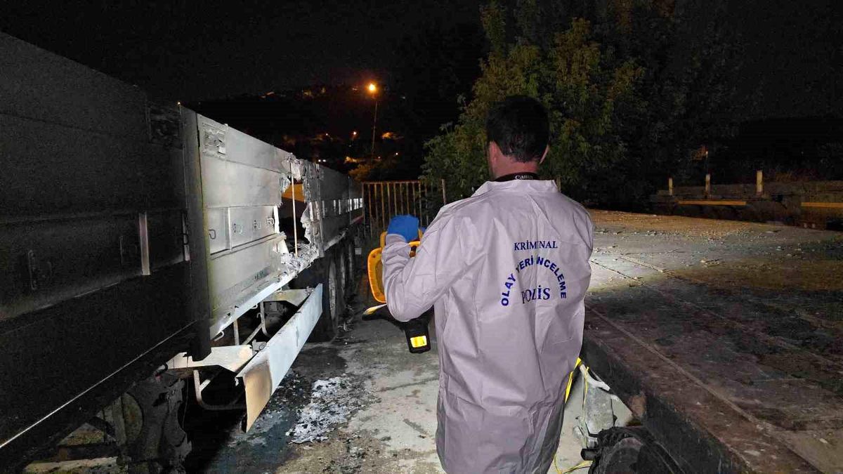 Karabük'te Park Halindeki Tırlara Yangın